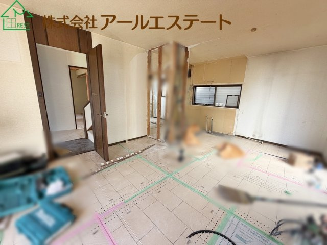 姫路市城見台３丁目　　　中古戸建の居間・リビング|※室内リフォーム前画像となります。(2026/10/8　撮影)　
リフォーム後、さらに美しい室内に仕上げてからのお引渡しです！