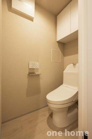 グランドール北大阪のトイレ|◆温水洗浄便座付きトイレです！操作がしやすい壁掛けリモコンです！
◆背面には扉付きの収納があり、トイレットペーパーなどを収納できます！