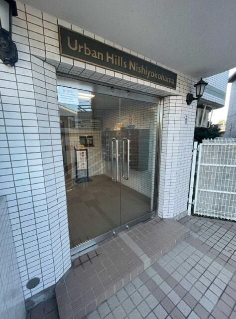 横浜市西区境之谷の賃貸マンションのエントランス