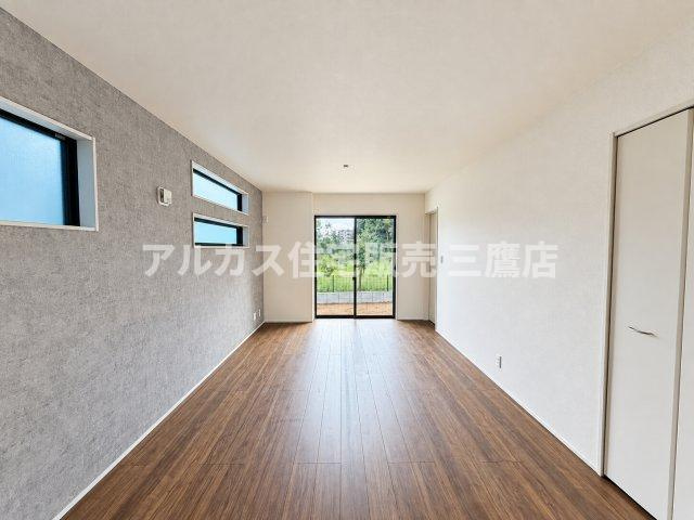 小平市上水本町2丁目　西武国分寺線　鷹の台駅　新築戸建の居間・リビング|奥の窓から明るい光が差し込む縦長でレイアウトしやすいリビング。壁面のスリット窓や扉付き収納など、機能性とデザイン性を兼ね備えています。