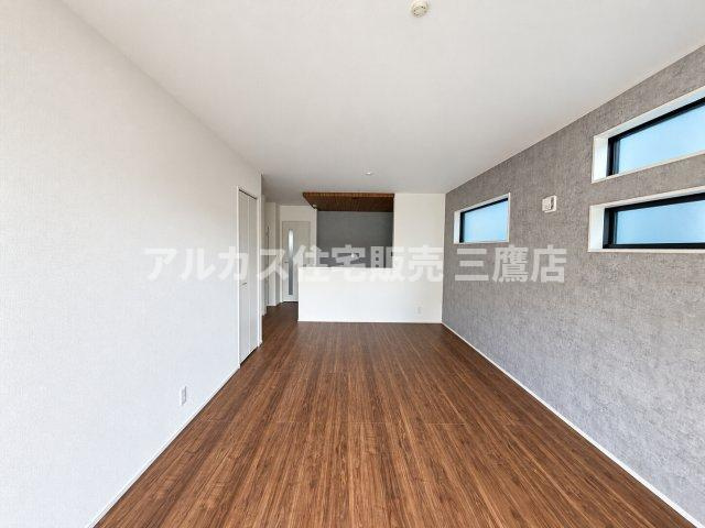 小平市上水本町2丁目　西武国分寺線　鷹の台駅　新築戸建の居間・リビング|キッチンからリビング全体が見渡せる開放的な空間設計。温かみのある木目調フロアとシックな壁紙が調和し、ご家族でゆったり寛げるリビングダイニングです。