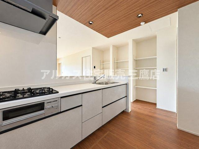 小平市上水本町2丁目　西武国分寺線　鷹の台駅　新築戸建のキッチン|スタイリッシュなデザインと豊富な収納力を兼ね備えたシステムキッチン。奥に見える可動棚収納へのアクセスも良く、家事動線に優れています。
