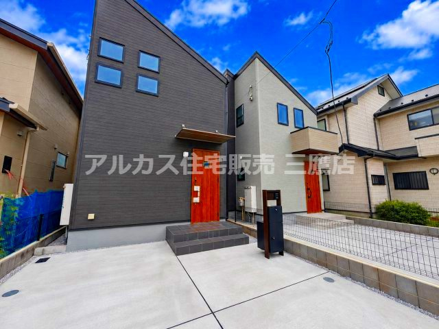 小平市上水本町2丁目　西武国分寺線　鷹の台駅　新築戸建の外観|スタイリッシュな片流れ屋根と木目調の玄関ドアが目を引く外観。敷地内にはカースペースを備え、日々の生活利便性を高めています。