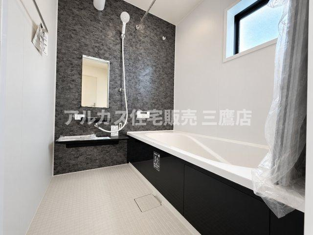 小平市上水本町2丁目　西武国分寺線　鷹の台駅　新築戸建の独立洗面台|小窓から自然光が差し込む清潔感のある浴室空間。水はけの良い床材やお手入れのしやすい壁面など、日々の掃除がしやすい工夫が施されています。