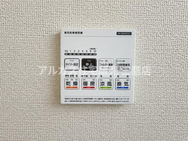 小平市上水本町2丁目　西武国分寺線　鷹の台駅　新築戸建の冷暖房・空調設備|雨の日の室内干しや冬場の入浴時に役立つ浴室換気乾燥暖房機。ヒートショック対策やカビ予防にも貢献し、一年中快適なバスタイムをサポートします。