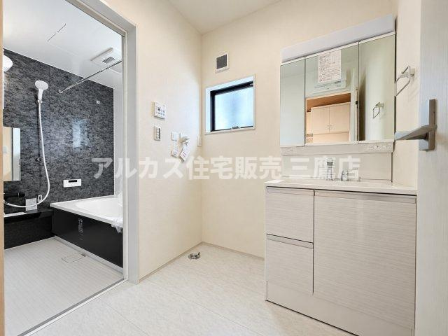 小平市上水本町2丁目　西武国分寺線　鷹の台駅　新築戸建の独立洗面台|三面鏡付きのシャンプードレッサーを備えた明るい洗面脱衣室。鏡裏や足元に収納スペースをしっかり確保しており、洗面小物をすっきりと整理できます。