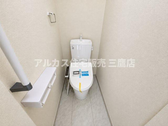 小平市上水本町2丁目　西武国分寺線　鷹の台駅　新築戸建のトイレ|温水洗浄便座を完備した快適なトイレ。ペーパーホルダーやタオル掛けなどの利便性も高められた、清潔感あふれるプライベート空間です。