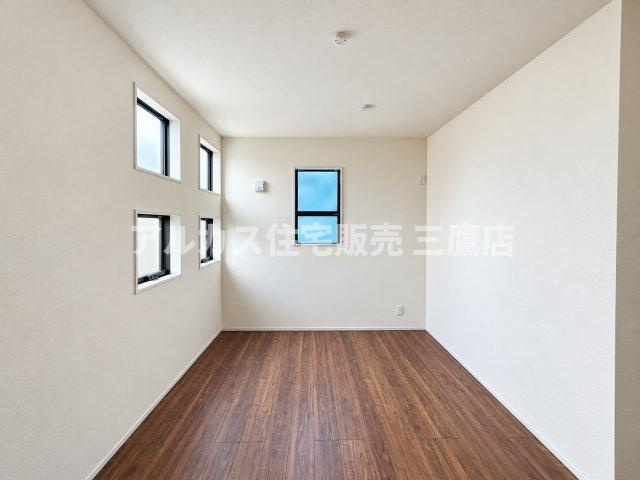 小平市上水本町2丁目　西武国分寺線　鷹の台駅　新築戸建の洋室|複数の小窓から心地よい光が差し込む明るい洋室。壁面が多く家具の配置がしやすい間取りで、子供部屋や書斎など多様なスタイルに対応します。