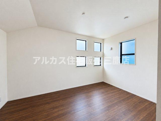 小平市上水本町2丁目　西武国分寺線　鷹の台駅　新築戸建の洋室|スクエア窓のデザインが目を引く開放的な洋室。通風・採光に優れた環境が整っており、心地よいプライベート時間を過ごせます。 