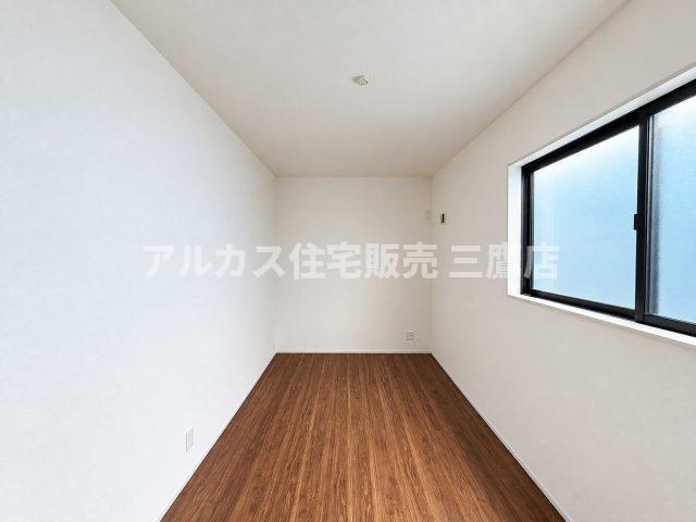 小平市上水本町2丁目　西武国分寺線　鷹の台駅　新築戸建の洋室|ナチュラルな木目調フローリングと白い壁紙が心地よい空間を演出する洋室。大きな窓から自然光が採り込め、ベッドやデスクを置くのにもちょうど良い使い勝手の良い間取りです。   