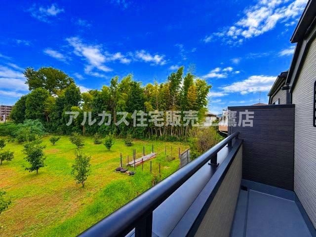 小平市上水本町2丁目　西武国分寺線　鷹の台駅　新築戸建のバルコニー|豊かな緑に囲まれた穏やかな眺望が魅力のバルコニー。周囲の視線を気にせず、リフレッシュタイムをのんびり過ごせるプライベート感のある空間です。   