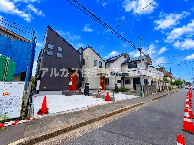 小平市上水本町2丁目　西武国分寺線　鷹の台駅　新築戸建の前面道路含む現地写真|整然とした街並みに調和する、スタイリッシュな外観デザイン。前面道路はすっきりとしており、お車の出入りや徒歩での移動もスムーズに行えます。  