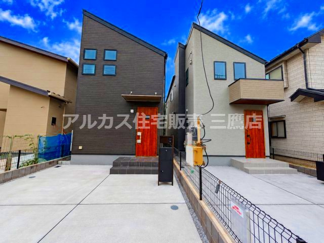 小平市上水本町2丁目　西武国分寺線　鷹の台駅　新築戸建のその他|シックなダークトーンを基調としたモダンなフォルムが印象的な外観。フラットで綺麗なカースペースを確保しており、スマートな暮らしを演出します。