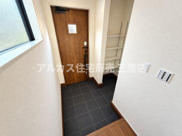 小平市上水本町2丁目　西武国分寺線　鷹の台駅　新築戸建の玄関|採光窓からやわらかな光が差し込む明るい玄関スペース。奥には可動棚仕様のシューズインクロークがあり、散らかりがちな玄関周りをいつでも綺麗に保てます。   