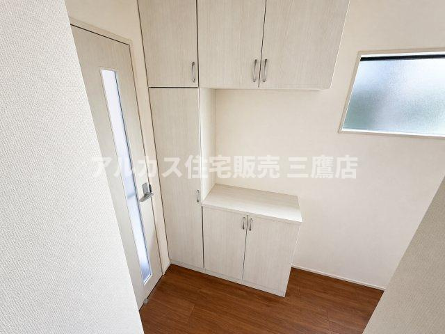 小平市上水本町2丁目　西武国分寺線　鷹の台駅　新築戸建の玄関|大容量のシューズボックスを備えた玄関スペース。カウンター部分には鍵やインテリア小物を飾ることができ、スッキリとした空間を保ちやすくなっています。   