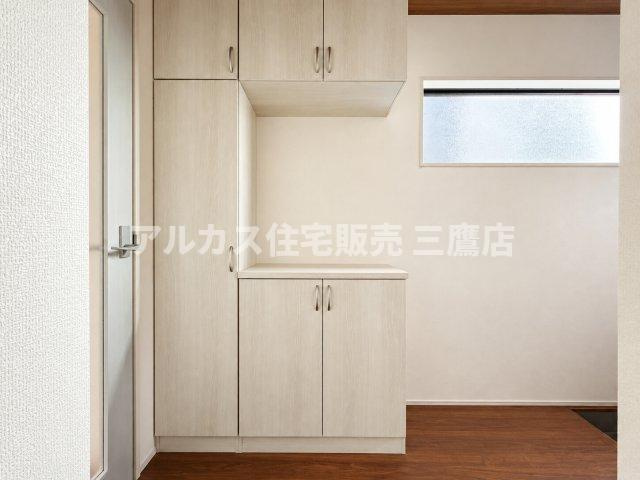 小平市上水本町2丁目　西武国分寺線　鷹の台駅　新築戸建の玄関|大容量のシューズボックスを備えた機能的な玄関。カウンター部分にはインテリアや季節の花などを飾って、華やかな玄関空間を演出できます。