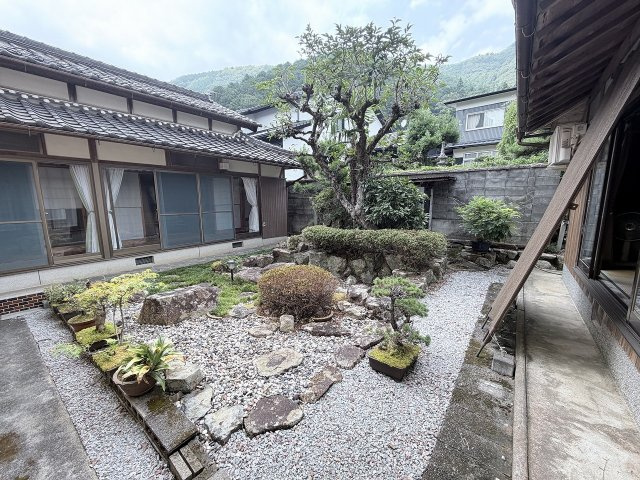 丹波市青垣町田井縄の中古一戸建の庭|中庭