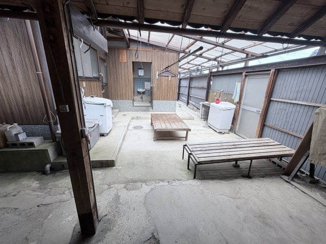丹波市青垣町田井縄の中古一戸建のその他|母屋、木造物置間（洗濯機置場）