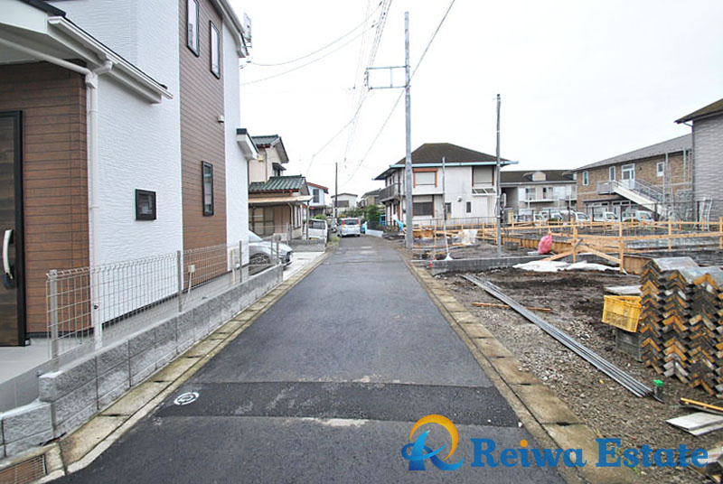 新築戸建　高座郡寒川町小動の前面道路含む現地写真