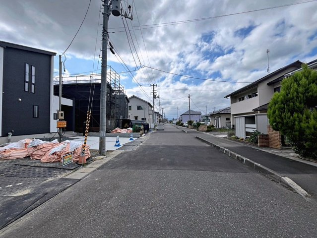 新築戸建・新築建売　郡山市日和田町字南原　日和田小・日和田中の前面道路含む現地写真|前面道路　北側幅員8.9ｍ公道