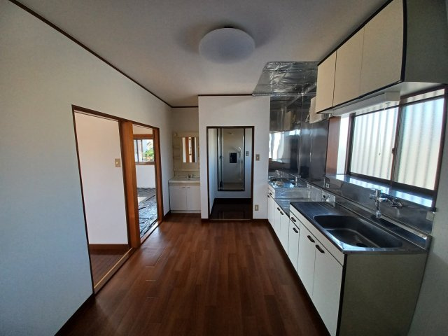 松葉町遠山様アパートのキッチン|ゆったりとした居間です