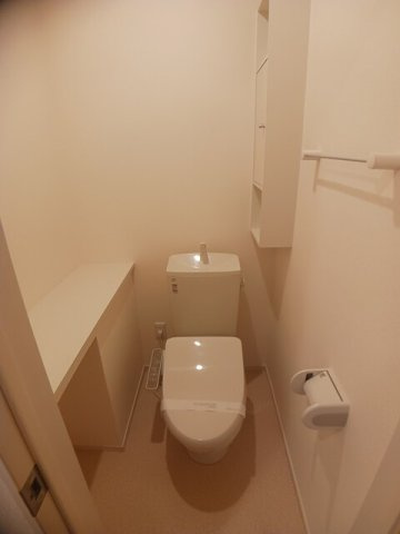 アモーレのトイレ|落ち着いた色調のトイレです