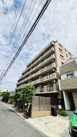 セザール浦和領家の外観|RC構造7階建ての2階部分にお部屋がございます。南西向きにバルコニーがあり陽当り良好。お天気の良い日はお洗濯物を干すことができますよ。