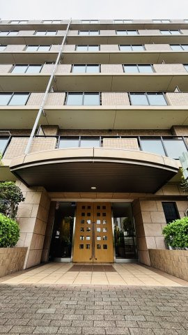 セザール浦和領家の外観|共用玄関は重厚感の扉となっております。管理が行き届いており、入口から清潔感がございます。
