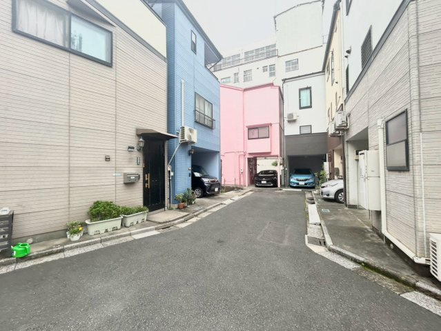 荒川区南千住1丁目　建築条件無し売地の前面道路含む現地写真|2026.08.30撮影

現地ご見学希望・資料請求などお気軽にお問い合わせ下さい！
03-5990-5201