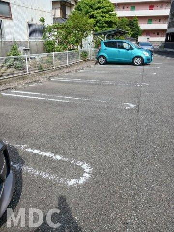徳島市北常三島町３丁目の賃貸マンションの駐車場