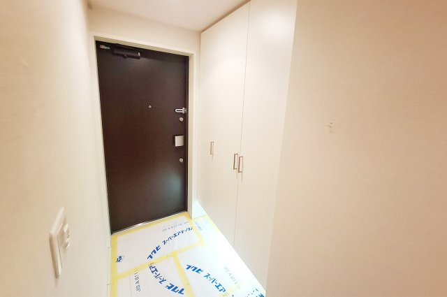 BELISTA鳳北町の玄関|玄関：靴の収納に便利な下駄箱付きの玄関。収納力があり家族分の靴をすっきりと片付けられます。
