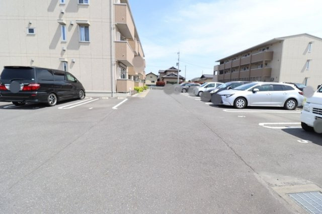 ひたち野Merry.Palの駐車場|車をお持ちの方に嬉しい駐車場付きの物件です