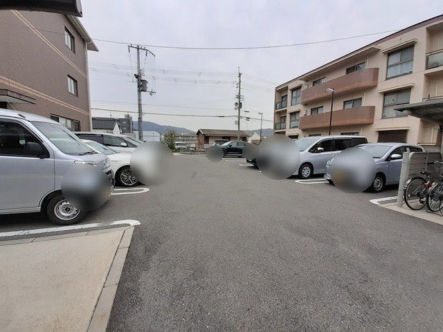 Ｄ・マローネ　桂の駐車場