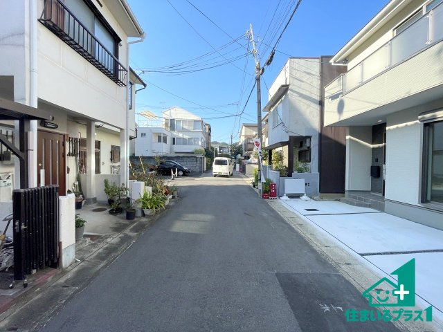 ★17(土)18(日)現地見学可能！★京都市山科区御陵岡町　第1期　限定1邸の前面道路含む現地写真|周辺は閑静な住宅街！前面道路広々で車の出し入れも便利です。駐車が苦手な方でも安心して車庫入れできます！