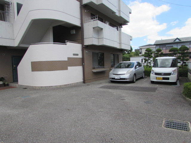 SERENO弐番館の駐車場
