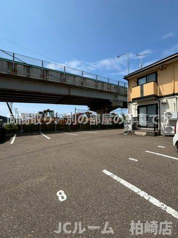 柏崎市宝町のアパートの駐車場