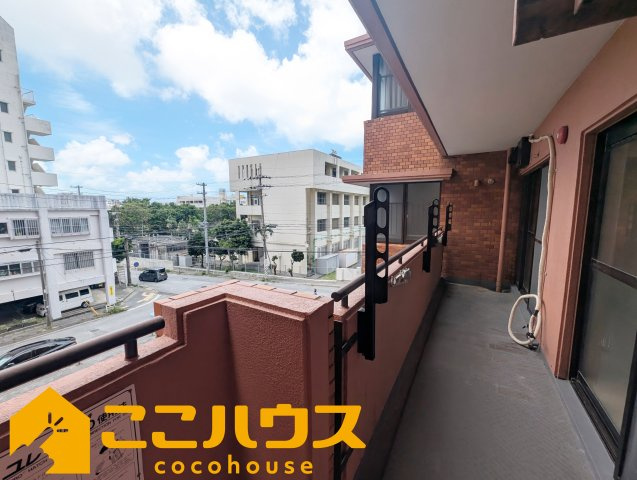 ライオンズマンション泊三丁目のバルコニー|2部屋から出入りのできるワイドバルコニー
