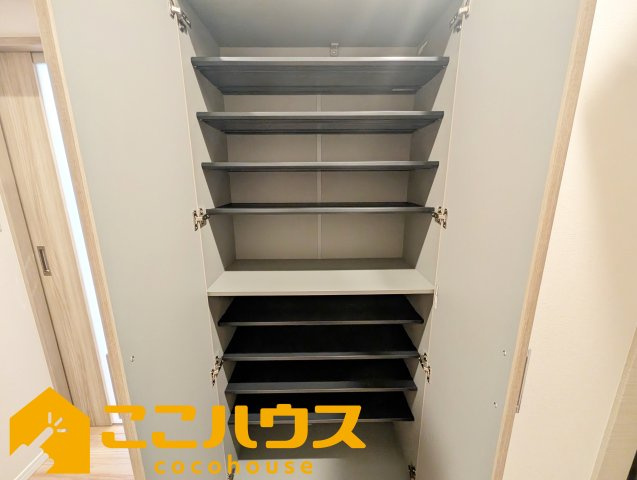 ライオンズマンション泊三丁目の収納|大容量のシューズボックス
