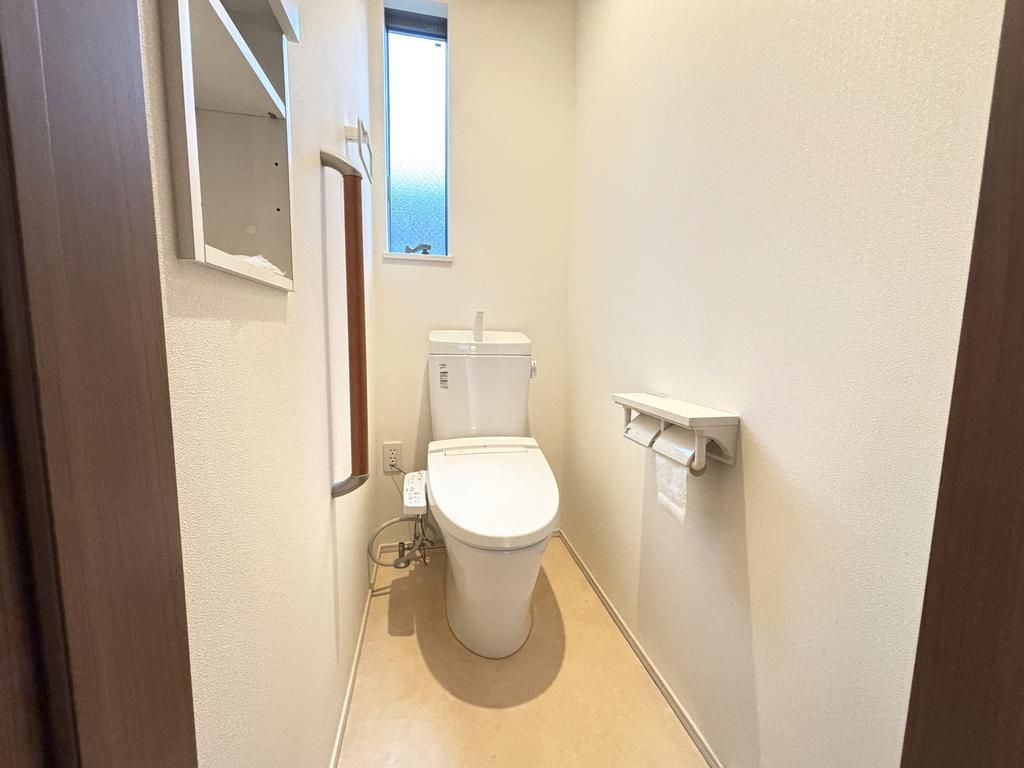 板橋区赤塚2丁目　中古戸建のトイレ|現地ご見学希望・資料請求などお気軽にお問い合わせ下さい！
03-5990-5201