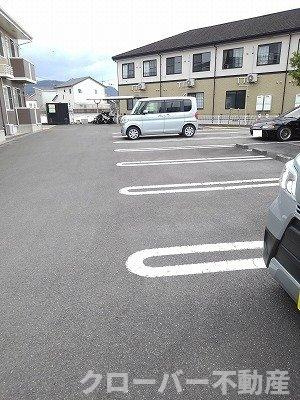メゾン・ウォームの駐車場