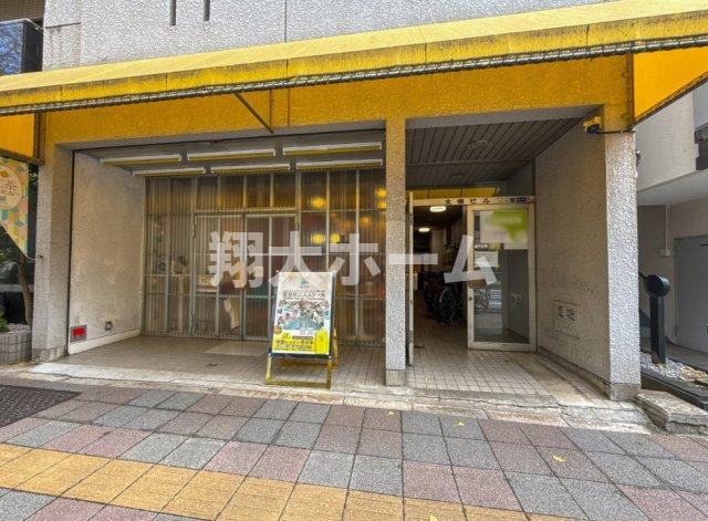 北條ビルのエントランス