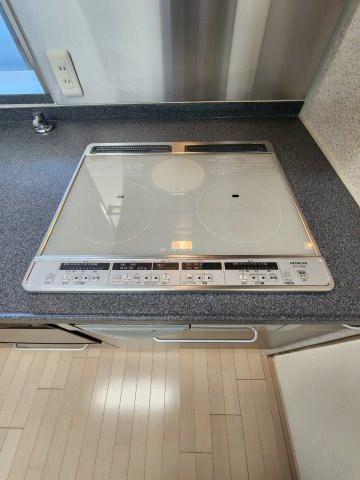 ピアッツァコート八木のキッチン|3口のIHクッキングヒーター