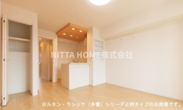 豊岡市塩津町のアパートの居間・リビング|【完成イメージ】カウンターキッチンを採用しています◇