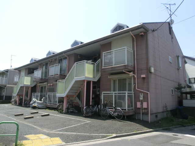 グランデールの外観|前面が駐車場で解放感があります。