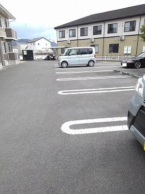 メゾン・ウォームの駐車場