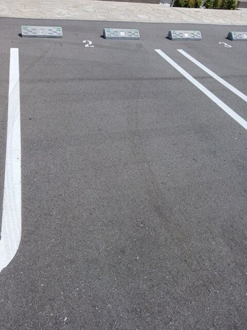 ラルーチェの駐車場