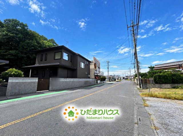 加須市正能　中古一戸建ての前面道路含む現地写真|見通しの良い前面道路です。公園やドラッグストアが近く、生活環境も良いです♪