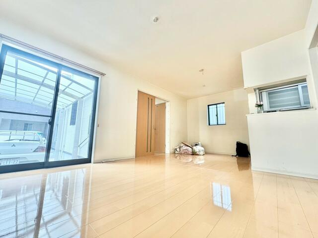 江戸川区中央２丁目戸建の居間・リビング