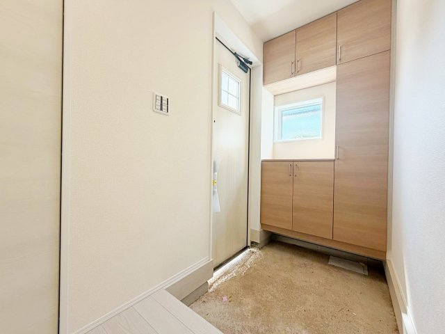 リーブルガーデン　刈谷市井ヶ谷町井田の玄関|大容量のシューズ収納で、家族分の靴や外遊び道具もすっきり収納。日々の使いやすさにも優れています。							