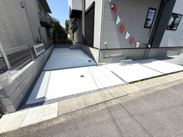 越谷市千間台西３０期リガーレ　新築戸建の駐車場|車の出し入れがしやすいスペース。毎日の通勤や買い物での運転も安心です。